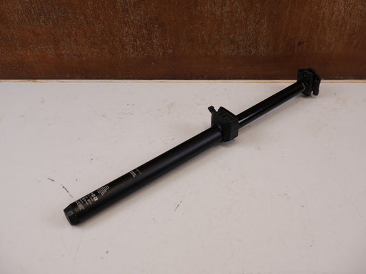 Sattelstütze von Rock Shox, RockShox Reverb AXS B2 Vario-Sattelstütze 31,6mm 200mm vor USEDBIKES-OB.DE Hintergrund