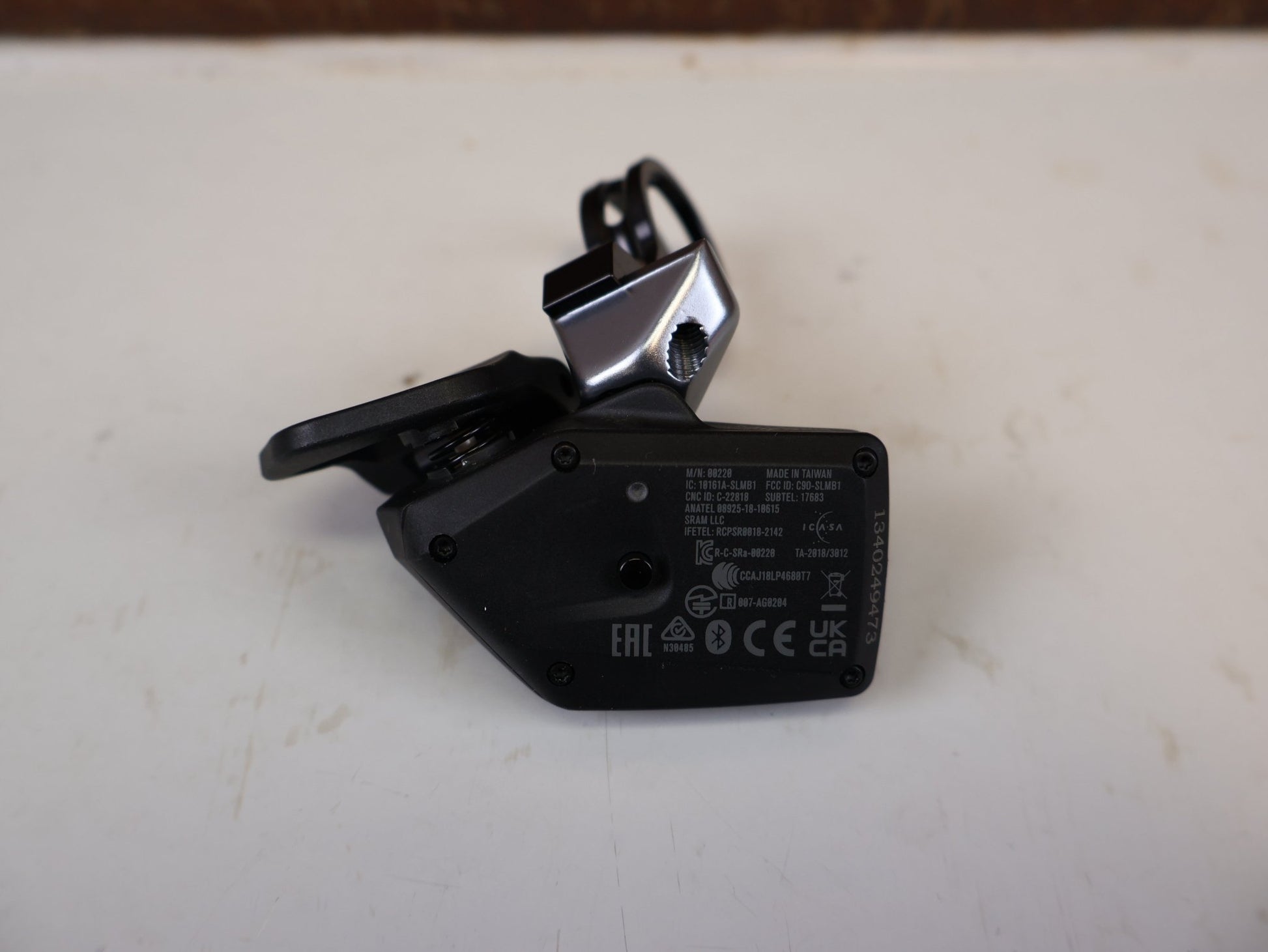 Schaltungsteile von Sram, ROCKSHOX REVERB AXS CONTROLLER REMOTE LINKS vor USEDBIKES-OB.DE Hintergrund