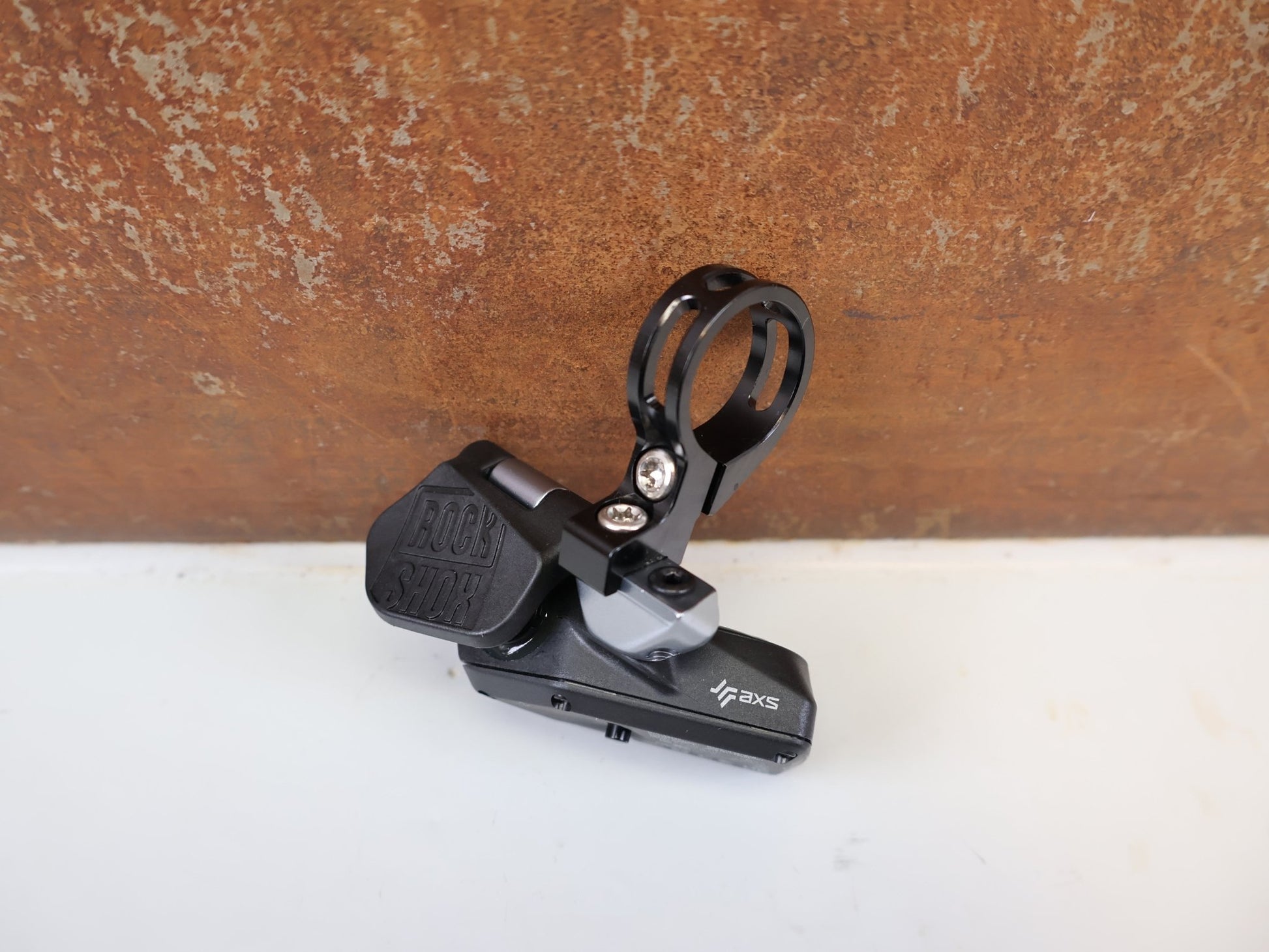 Schaltungsteile von Sram, ROCKSHOX REVERB AXS CONTROLLER REMOTE LINKS vor USEDBIKES-OB.DE Hintergrund