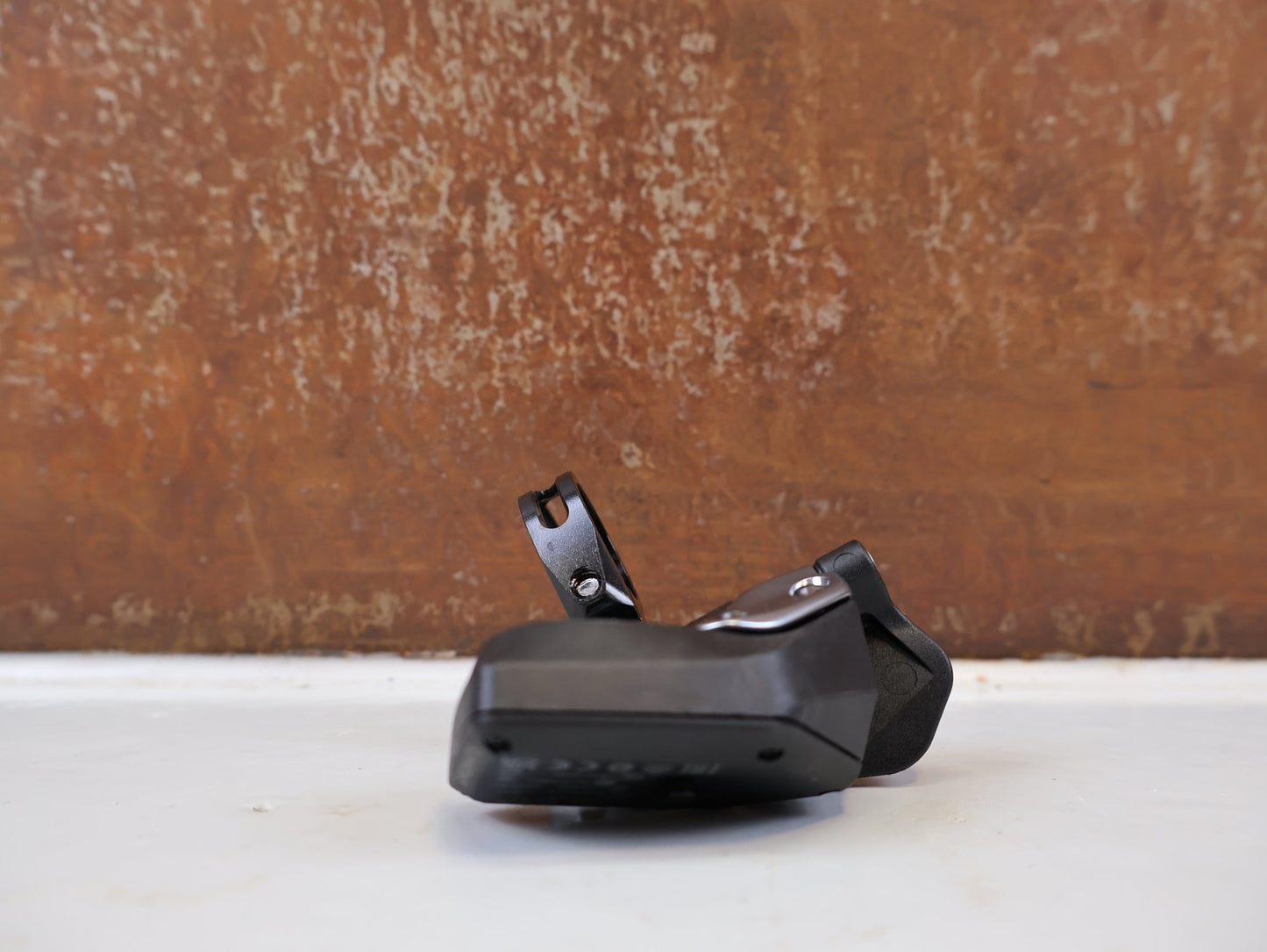Schaltungsteile von Sram, ROCKSHOX REVERB AXS CONTROLLER REMOTE LINKS vor USEDBIKES-OB.DE Hintergrund