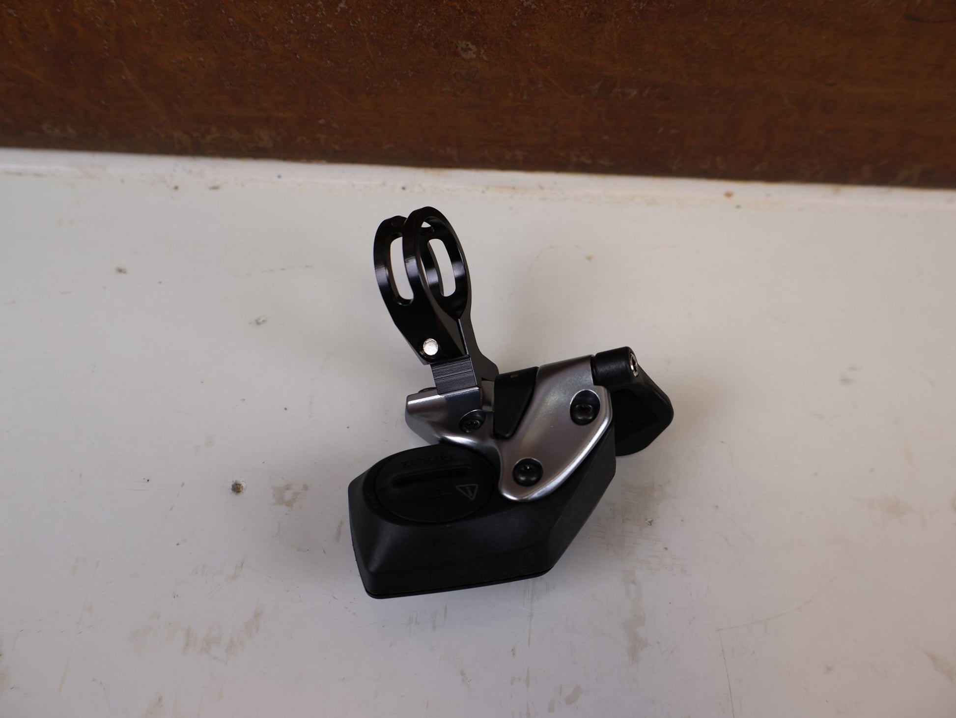 Schaltungsteile von Sram, ROCKSHOX REVERB AXS CONTROLLER REMOTE LINKS vor USEDBIKES-OB.DE Hintergrund