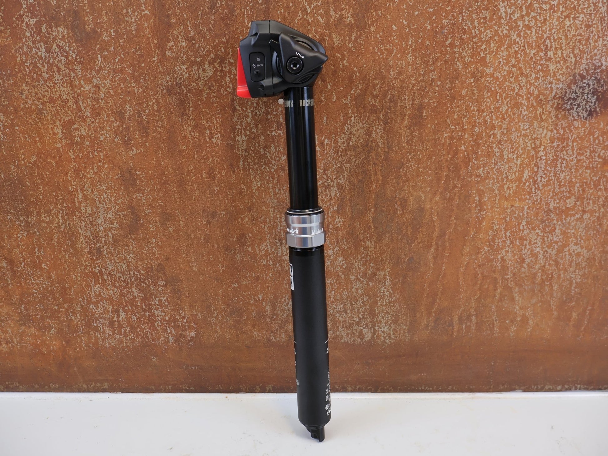 Sattelstütze von Rock Shox, ROCKSHOX REVERB AXS DROPPER POST 31.6 MM 100 MM vor USEDBIKES-OB.DE Hintergrund