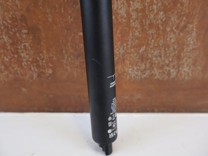 Sattelstütze von Rock Shox, ROCKSHOX REVERB AXS DROPPER POST 31.6 MM 100 MM vor USEDBIKES-OB.DE Hintergrund
