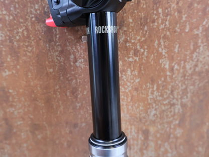 Sattelstütze von Rock Shox, ROCKSHOX REVERB AXS DROPPER POST 31.6 MM 100 MM vor USEDBIKES-OB.DE Hintergrund