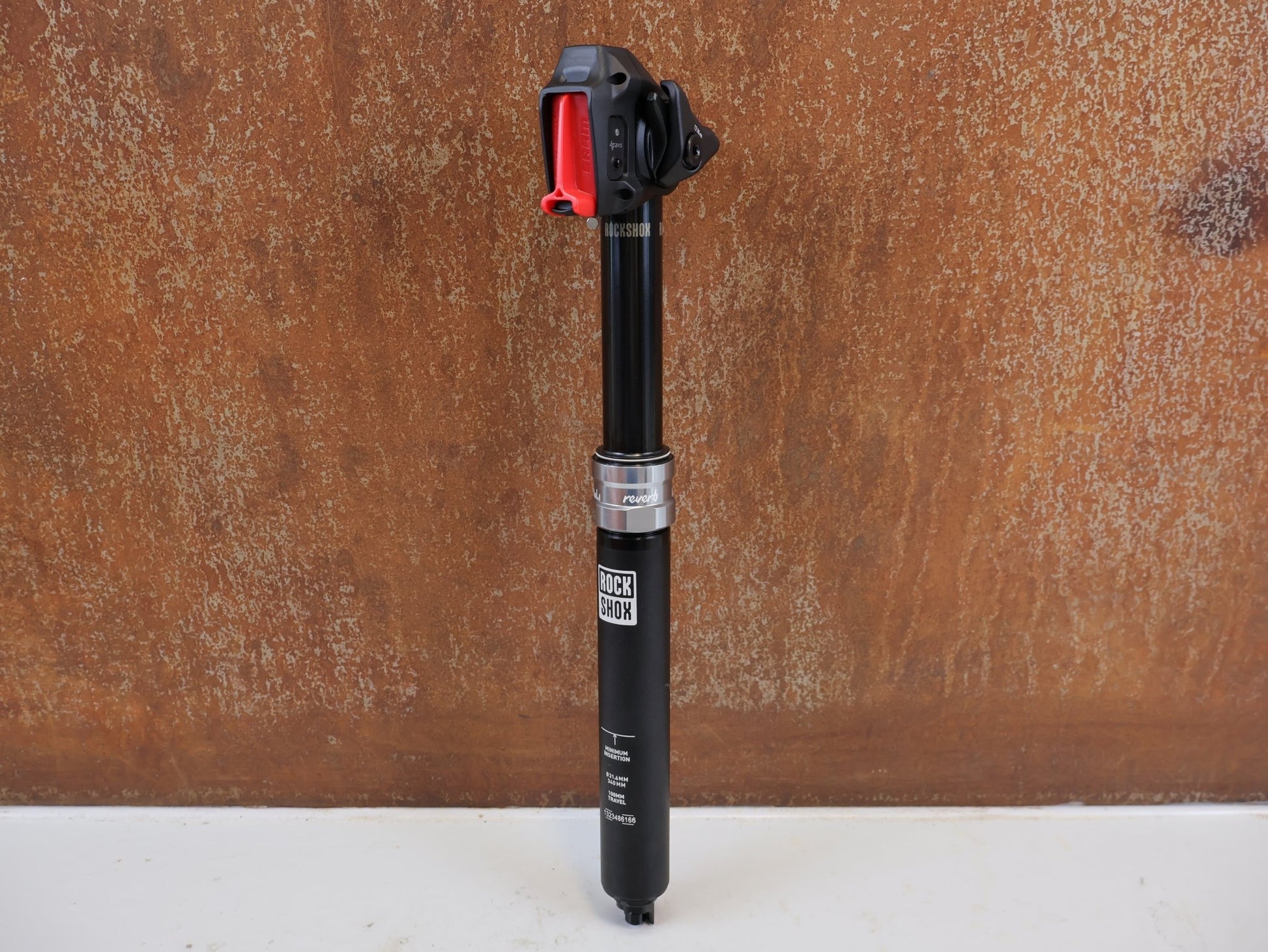 Sattelstütze von Rock Shox, ROCKSHOX REVERB AXS DROPPER POST 31.6 MM 100 MM vor USEDBIKES-OB.DE Hintergrund