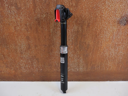 Sattelstütze von Rock Shox, ROCKSHOX REVERB AXS DROPPER POST 31.6 MM 100 MM vor USEDBIKES-OB.DE Hintergrund