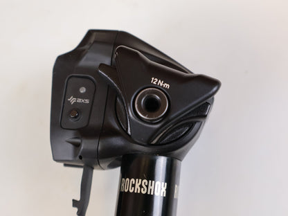 Sattelstütze von Rock Shox, ROCKSHOX REVERB AXS DROPPER POST 31.6 MM 100 MM vor USEDBIKES-OB.DE Hintergrund