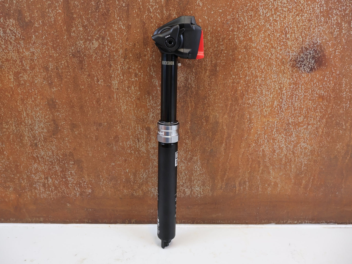 Sattelstütze von Rock Shox, ROCKSHOX REVERB AXS DROPPER POST 31.6 MM 100 MM vor USEDBIKES-OB.DE Hintergrund