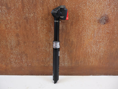 Sattelstütze von Rock Shox, ROCKSHOX REVERB AXS DROPPER POST 31.6 MM 100 MM vor USEDBIKES-OB.DE Hintergrund