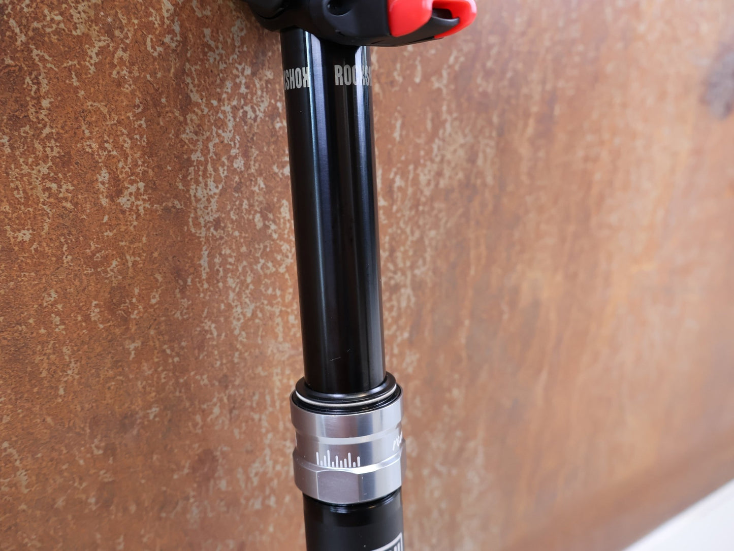 Sattelstütze von Rock Shox, ROCKSHOX REVERB AXS DROPPER POST 31.6 MM 100 MM vor USEDBIKES-OB.DE Hintergrund