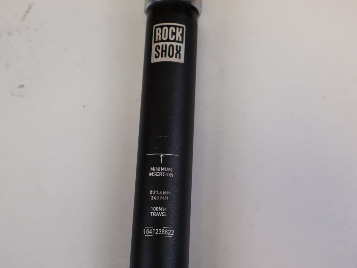 Sattelstütze von Rock Shox, ROCKSHOX REVERB AXS DROPPER POST 31.6 MM 100 MM vor USEDBIKES-OB.DE Hintergrund