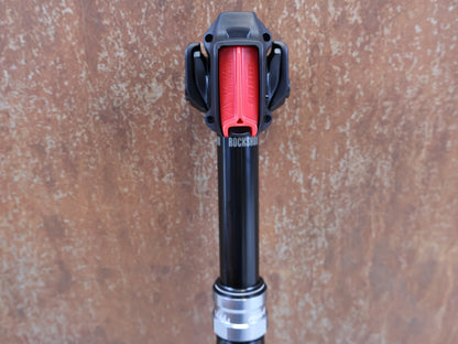 Sattelstütze von Rock Shox, ROCKSHOX REVERB AXS DROPPER POST 31.6 MM 100 MM vor USEDBIKES-OB.DE Hintergrund
