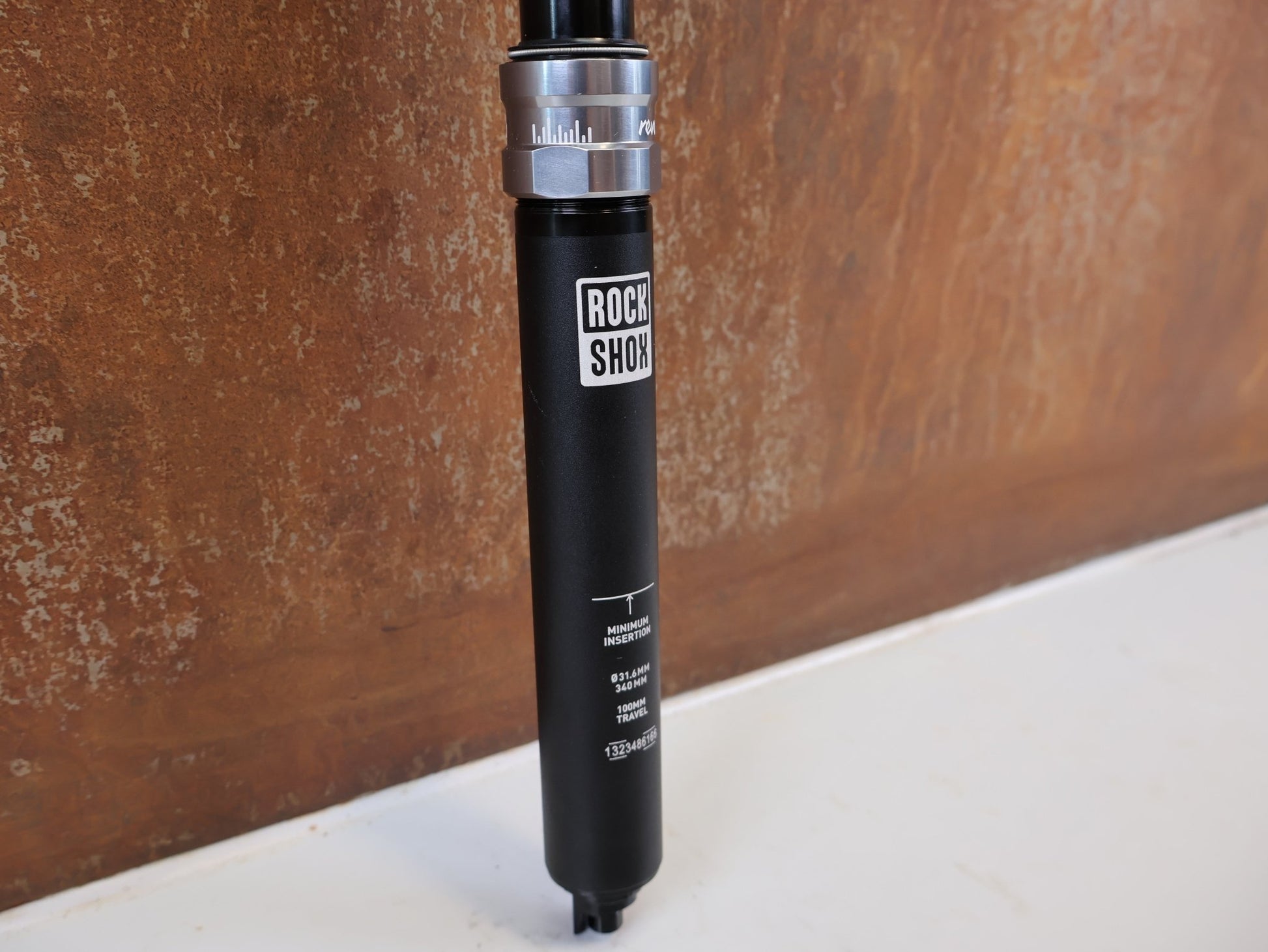Sattelstütze von Rock Shox, ROCKSHOX REVERB AXS DROPPER POST 31.6 MM 100 MM vor USEDBIKES-OB.DE Hintergrund