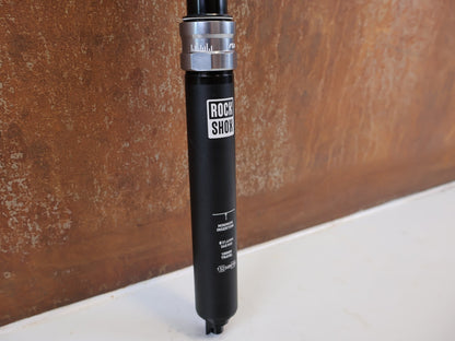 Sattelstütze von Rock Shox, ROCKSHOX REVERB AXS DROPPER POST 31.6 MM 100 MM vor USEDBIKES-OB.DE Hintergrund