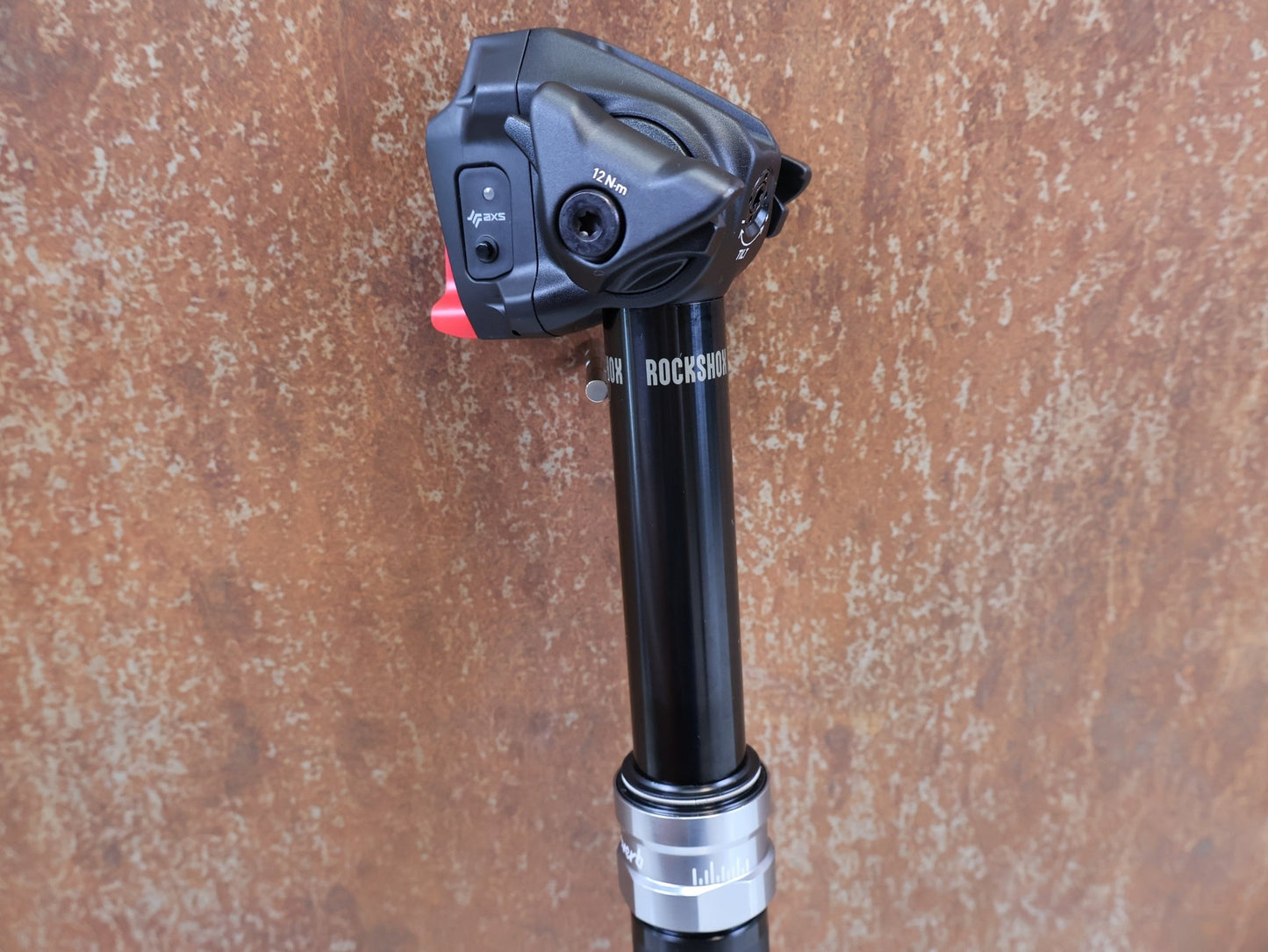 Sattelstütze von Rock Shox, ROCKSHOX REVERB AXS DROPPER POST 31.6 MM 100 MM vor USEDBIKES-OB.DE Hintergrund
