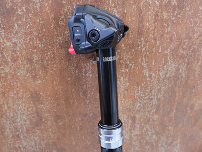 Sattelstütze von Rock Shox, ROCKSHOX REVERB AXS DROPPER POST 31.6 MM 100 MM vor USEDBIKES-OB.DE Hintergrund