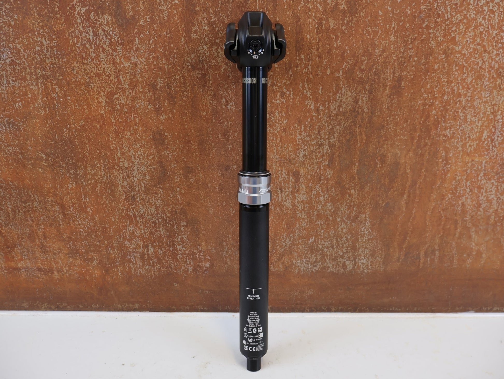 Sattelstütze von Rock Shox, ROCKSHOX REVERB AXS DROPPER POST 31.6 MM 100 MM vor USEDBIKES-OB.DE Hintergrund