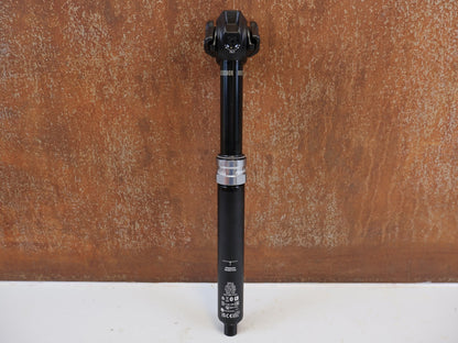 Sattelstütze von Rock Shox, ROCKSHOX REVERB AXS DROPPER POST 31.6 MM 100 MM vor USEDBIKES-OB.DE Hintergrund