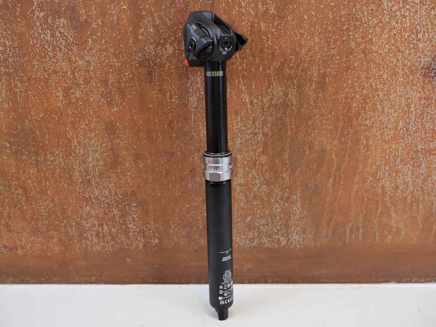 Sattelstütze von Rock Shox, ROCKSHOX REVERB AXS DROPPER POST 31.6 MM 100 MM vor USEDBIKES-OB.DE Hintergrund