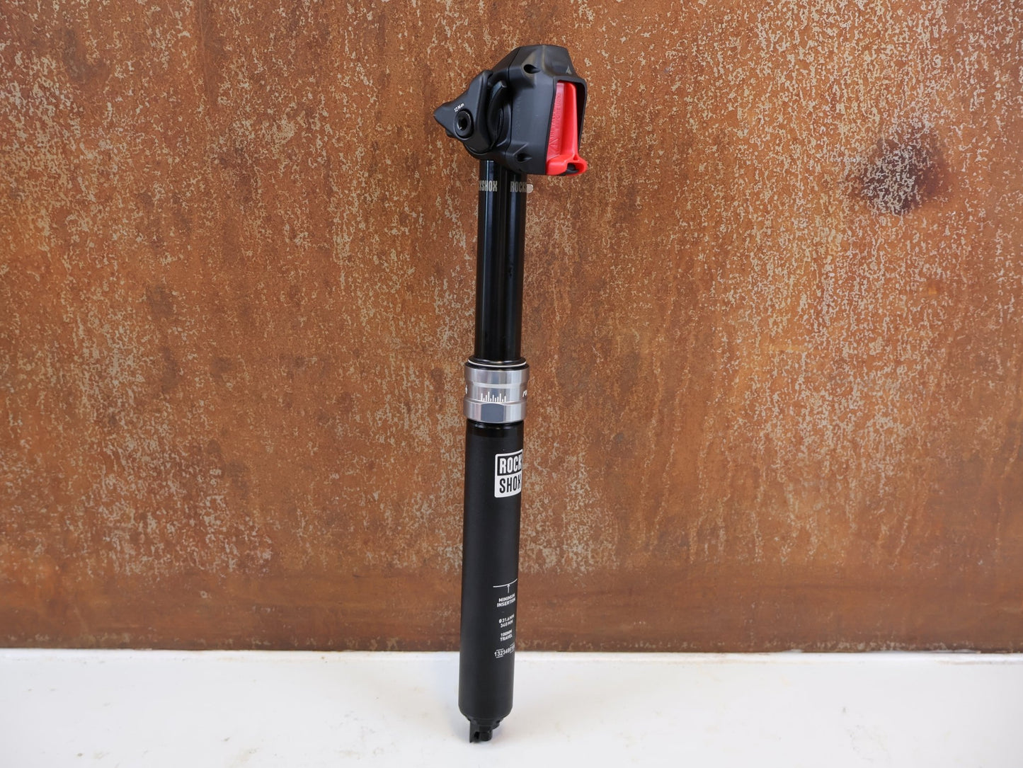 Sattelstütze von Rock Shox, ROCKSHOX REVERB AXS DROPPER POST 31.6 MM 100 MM vor USEDBIKES-OB.DE Hintergrund