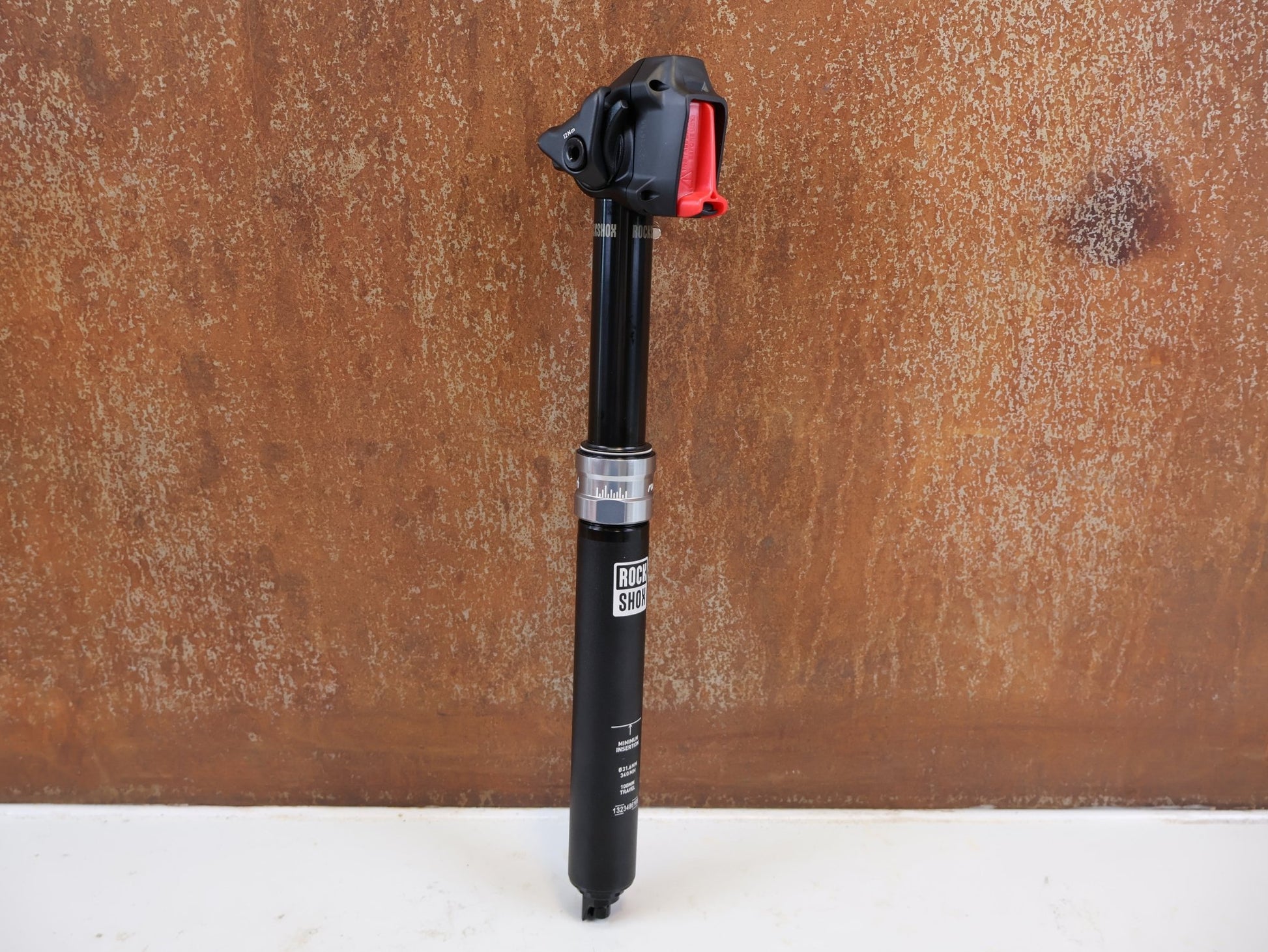 Sattelstütze von Rock Shox, ROCKSHOX REVERB AXS DROPPER POST 31.6 MM 100 MM vor USEDBIKES-OB.DE Hintergrund