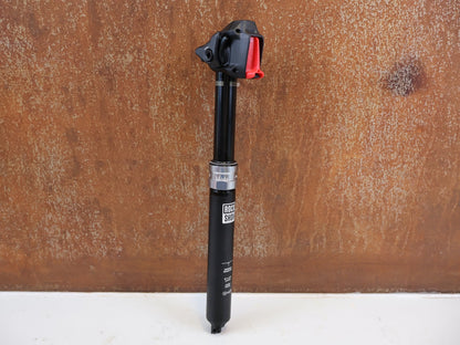 Sattelstütze von Rock Shox, ROCKSHOX REVERB AXS DROPPER POST 31.6 MM 100 MM vor USEDBIKES-OB.DE Hintergrund
