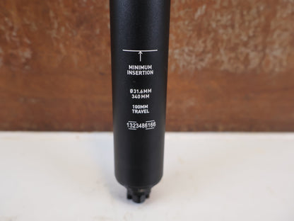 Sattelstütze von Rock Shox, ROCKSHOX REVERB AXS DROPPER POST 31.6 MM 100 MM vor USEDBIKES-OB.DE Hintergrund