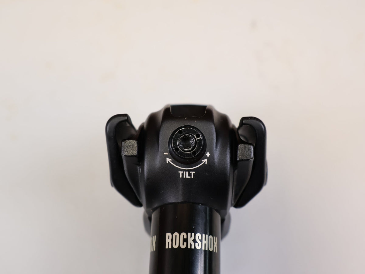 Sattelstütze von Rock Shox, ROCKSHOX REVERB AXS DROPPER POST 31.6 MM 100 MM vor USEDBIKES-OB.DE Hintergrund