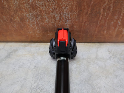 Sattelstütze von Rock Shox, ROCKSHOX REVERB AXS DROPPER POST 31,6 MM 150 MM VARIOSATTELSTÜTZE vor USEDBIKES - OB.DE Hintergrund