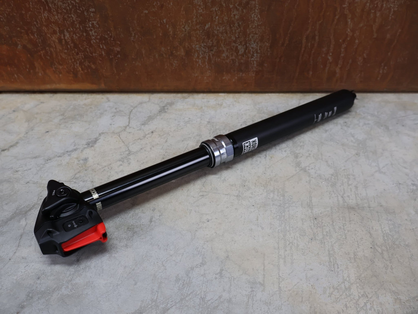 Sattelstütze von Rock Shox, ROCKSHOX REVERB AXS DROPPER POST 31,6 MM 150 MM VARIOSATTELSTÜTZE vor USEDBIKES - OB.DE Hintergrund