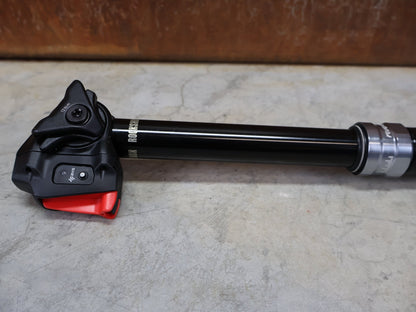 Sattelstütze von Rock Shox, ROCKSHOX REVERB AXS DROPPER POST 31,6 MM 150 MM VARIOSATTELSTÜTZE vor USEDBIKES - OB.DE Hintergrund