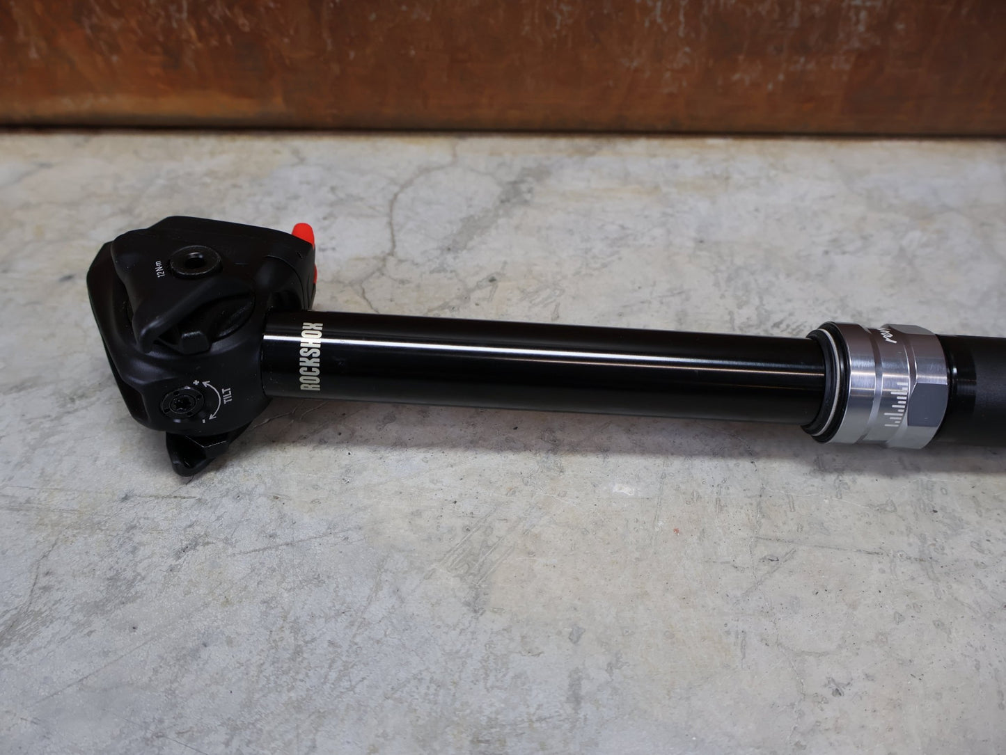 Sattelstütze von Rock Shox, ROCKSHOX REVERB AXS DROPPER POST 31,6 MM 150 MM VARIOSATTELSTÜTZE vor USEDBIKES - OB.DE Hintergrund