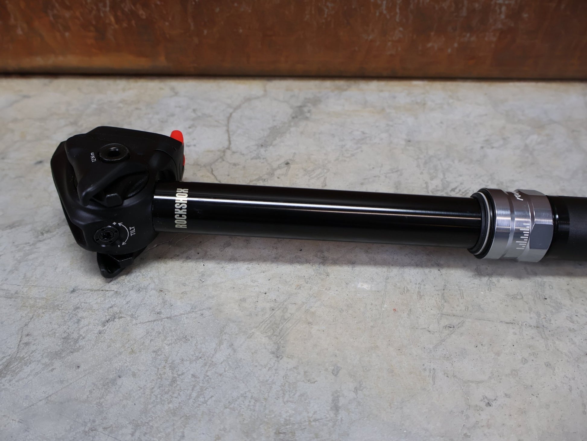 Sattelstütze von Rock Shox, ROCKSHOX REVERB AXS DROPPER POST 31,6 MM 150 MM VARIOSATTELSTÜTZE vor USEDBIKES - OB.DE Hintergrund