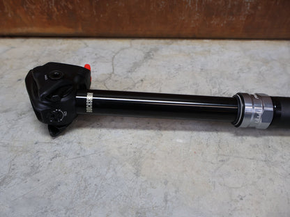 Sattelstütze von Rock Shox, ROCKSHOX REVERB AXS DROPPER POST 31,6 MM 150 MM VARIOSATTELSTÜTZE vor USEDBIKES - OB.DE Hintergrund