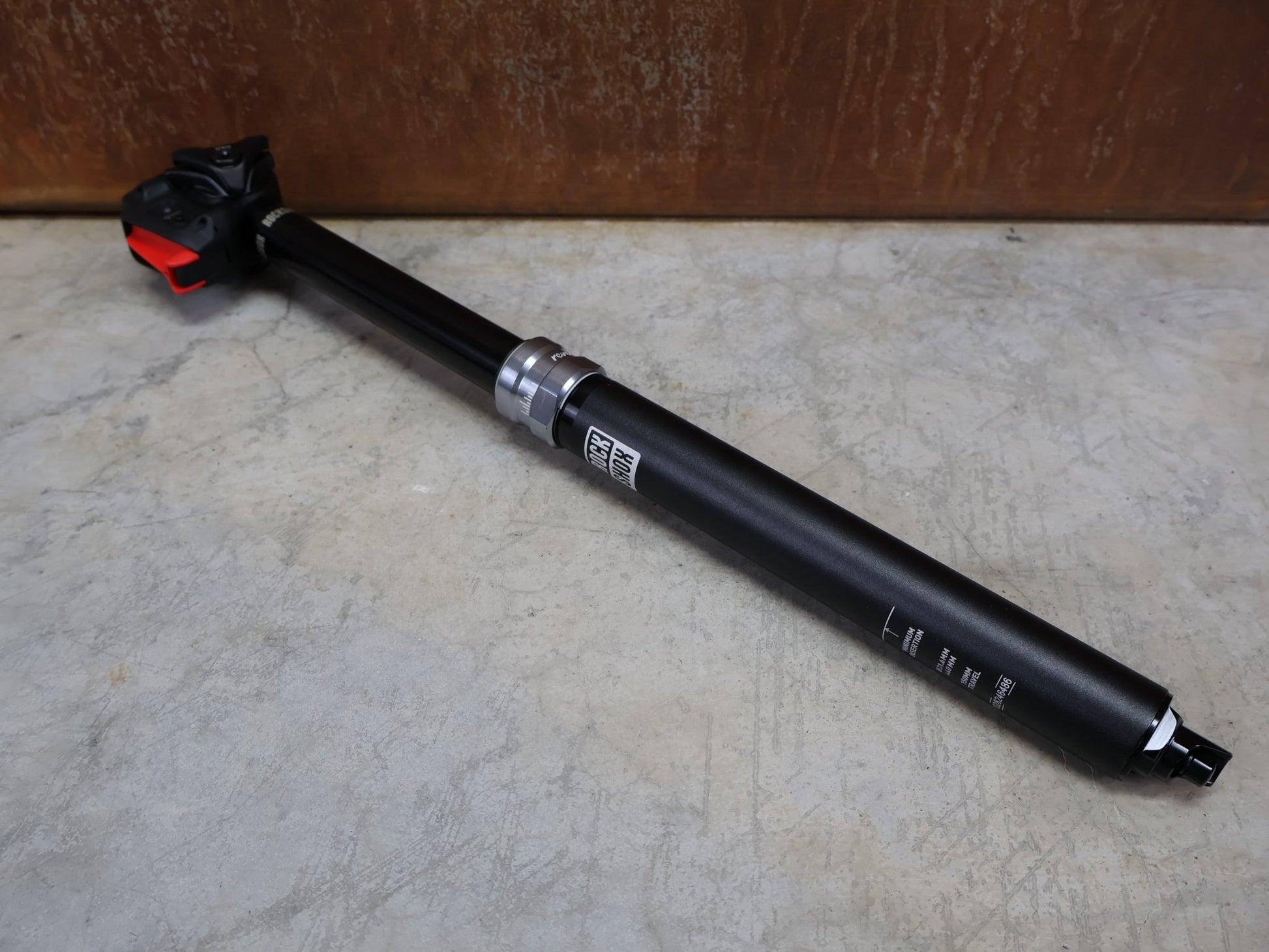 Sattelstütze von Rock Shox, ROCKSHOX REVERB AXS DROPPER POST 31,6 MM 150 MM VARIOSATTELSTÜTZE vor USEDBIKES - OB.DE Hintergrund