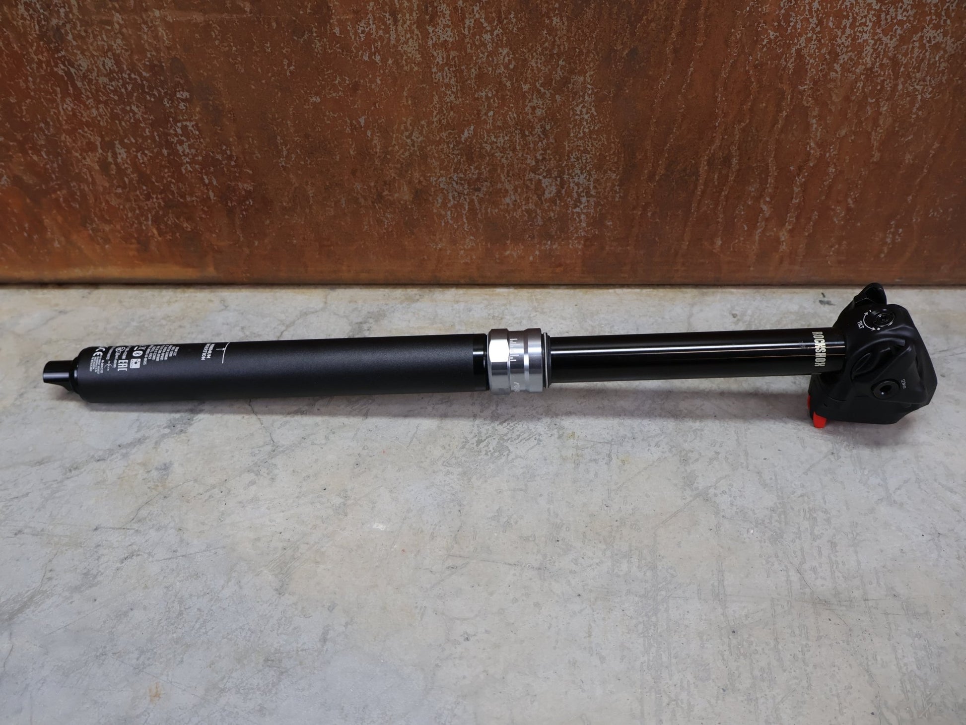 Sattelstütze von Rock Shox, ROCKSHOX REVERB AXS DROPPER POST 31,6 MM 150 MM VARIOSATTELSTÜTZE vor USEDBIKES - OB.DE Hintergrund