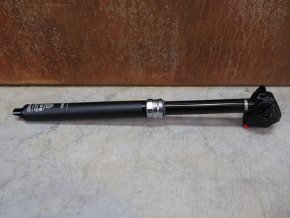 Sattelstütze von Rock Shox, ROCKSHOX REVERB AXS DROPPER POST 31,6 MM 150 MM VARIOSATTELSTÜTZE vor USEDBIKES - OB.DE Hintergrund