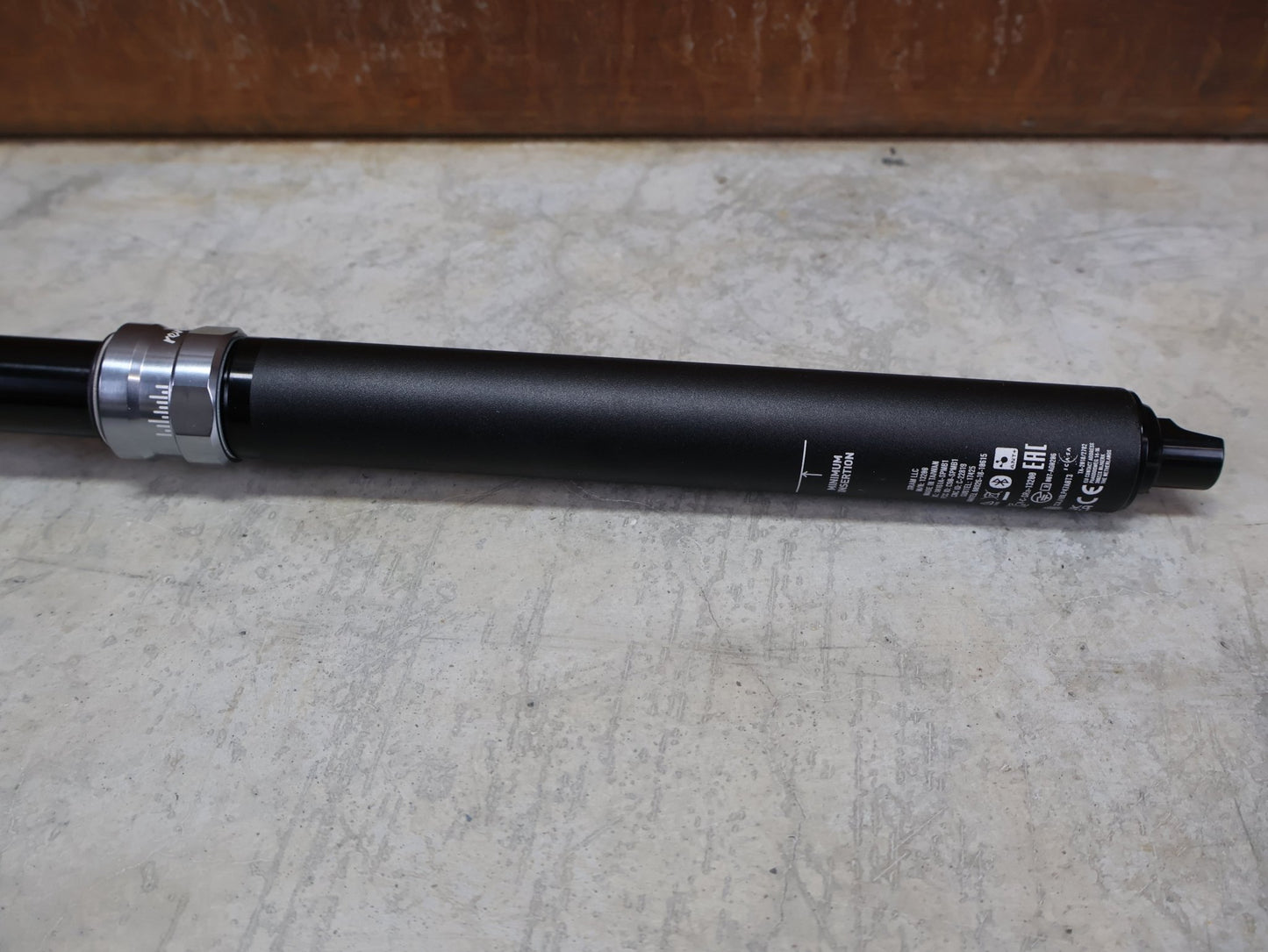 Sattelstütze von Rock Shox, ROCKSHOX REVERB AXS DROPPER POST 31,6 MM 150 MM VARIOSATTELSTÜTZE vor USEDBIKES - OB.DE Hintergrund