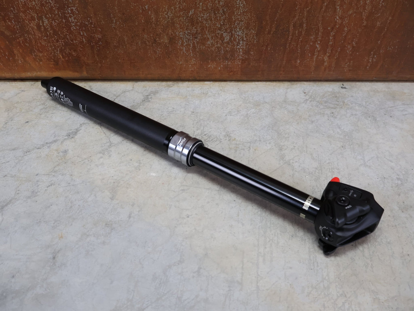 Sattelstütze von Rock Shox, ROCKSHOX REVERB AXS DROPPER POST 31,6 MM 150 MM VARIOSATTELSTÜTZE vor USEDBIKES - OB.DE Hintergrund