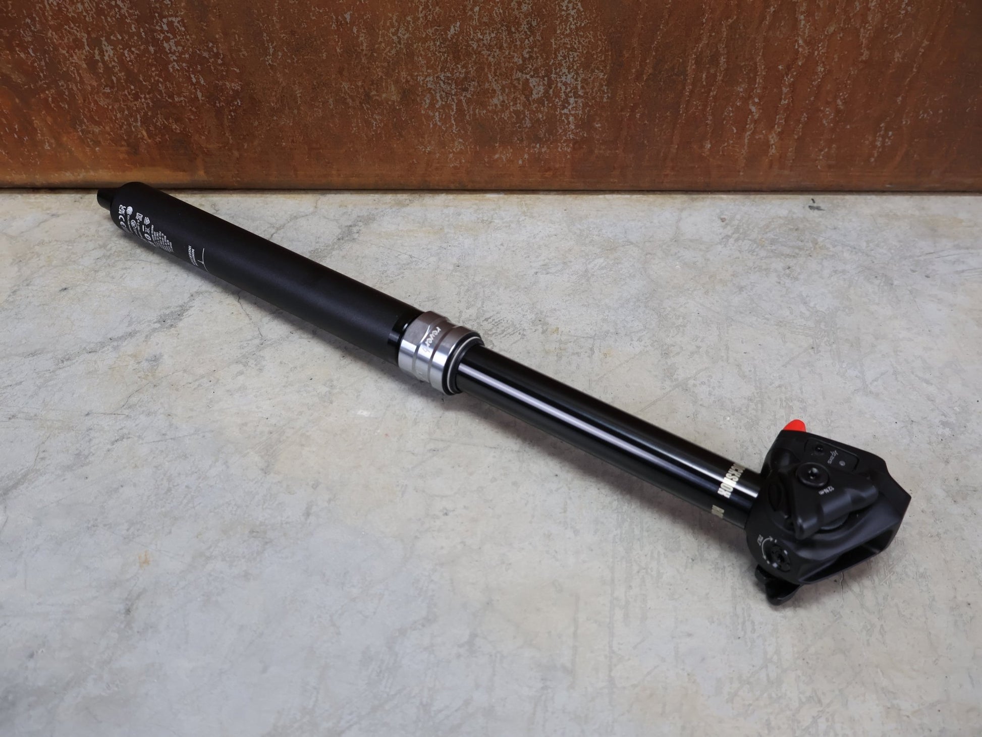 Sattelstütze von Rock Shox, ROCKSHOX REVERB AXS DROPPER POST 31,6 MM 150 MM VARIOSATTELSTÜTZE vor USEDBIKES - OB.DE Hintergrund