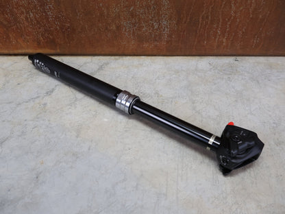 Sattelstütze von Rock Shox, ROCKSHOX REVERB AXS DROPPER POST 31,6 MM 150 MM VARIOSATTELSTÜTZE vor USEDBIKES - OB.DE Hintergrund