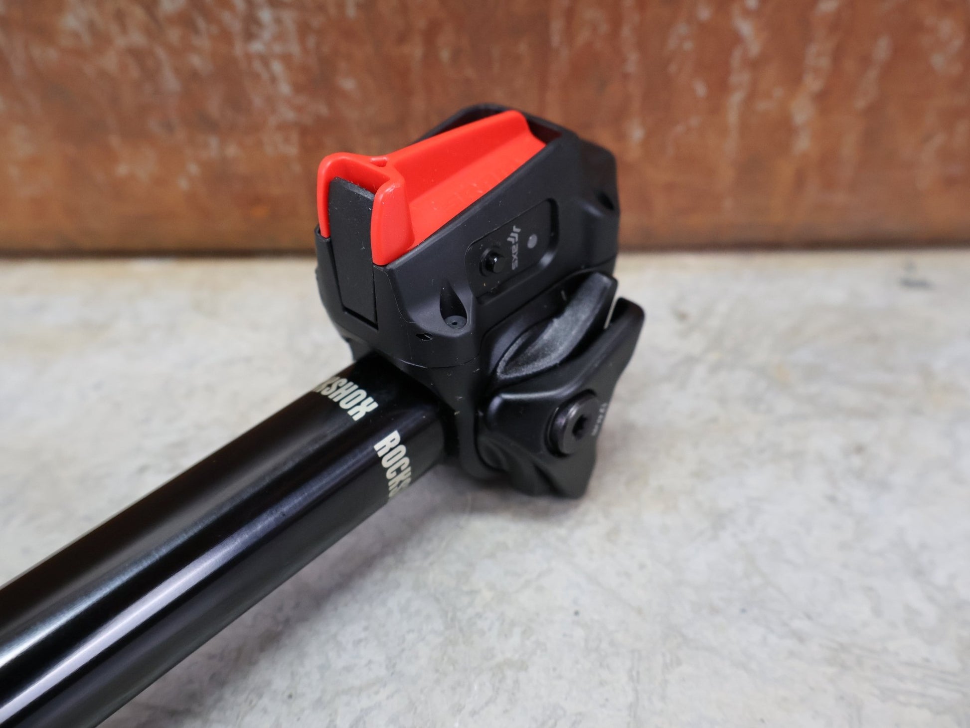Sattelstütze von Rock Shox, ROCKSHOX REVERB AXS DROPPER POST 31,6 MM 150 MM VARIOSATTELSTÜTZE vor USEDBIKES - OB.DE Hintergrund