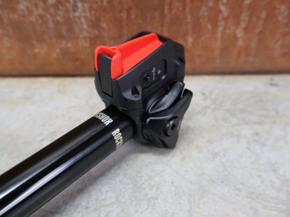 Sattelstütze von Rock Shox, ROCKSHOX REVERB AXS DROPPER POST 31,6 MM 150 MM VARIOSATTELSTÜTZE vor USEDBIKES - OB.DE Hintergrund