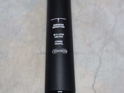 Sattelstütze von Rock Shox, ROCKSHOX REVERB AXS DROPPER POST 31,6 MM 170 MM VARIOSATTELSTÜTZE vor USEDBIKES - OB.DE Hintergrund