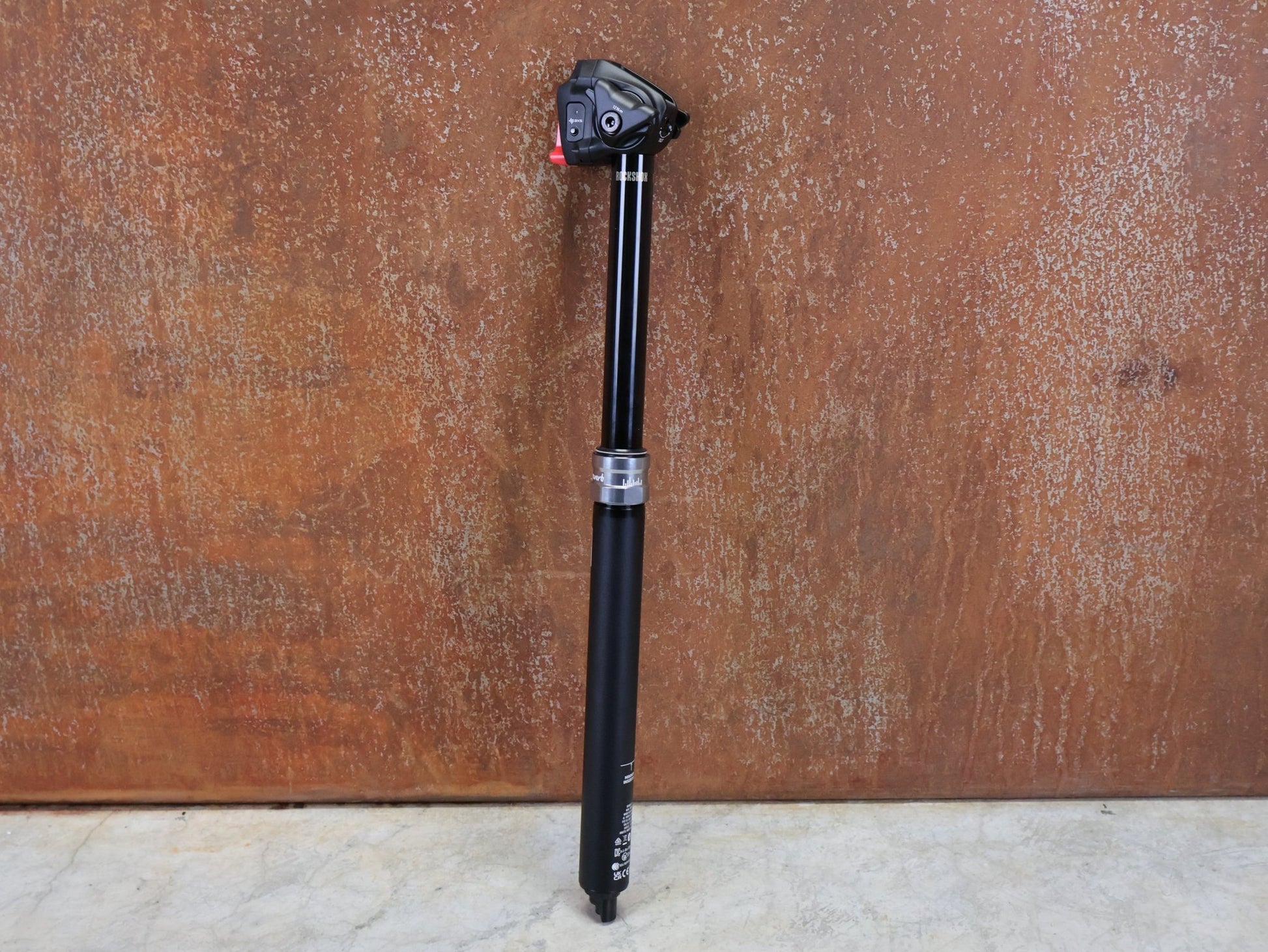 Sattelstütze von Rock Shox, ROCKSHOX REVERB AXS DROPPER POST 31,6 MM 170 MM VARIOSATTELSTÜTZE vor USEDBIKES - OB.DE Hintergrund