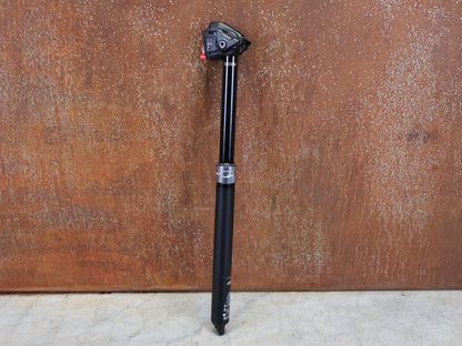 Sattelstütze von Rock Shox, ROCKSHOX REVERB AXS DROPPER POST 31,6 MM 170 MM VARIOSATTELSTÜTZE vor USEDBIKES - OB.DE Hintergrund