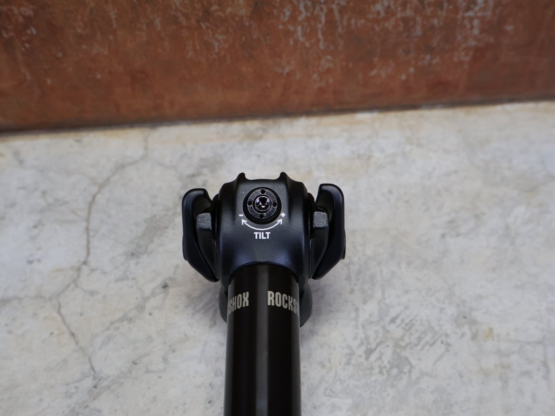 Sattelstütze von Rock Shox, ROCKSHOX REVERB AXS DROPPER POST 31,6 MM 170 MM VARIOSATTELSTÜTZE vor USEDBIKES - OB.DE Hintergrund