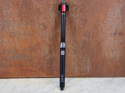 Sattelstütze von Rock Shox, ROCKSHOX REVERB AXS DROPPER POST 31,6 MM 170 MM VARIOSATTELSTÜTZE vor USEDBIKES - OB.DE Hintergrund