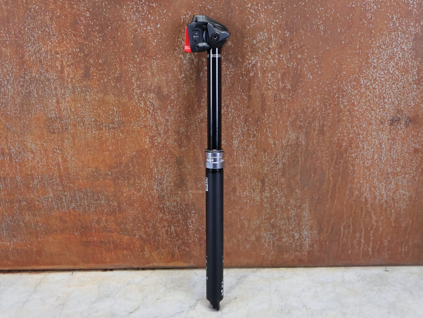 Sattelstütze von Rock Shox, ROCKSHOX REVERB AXS DROPPER POST 31,6 MM 170 MM VARIOSATTELSTÜTZE vor USEDBIKES - OB.DE Hintergrund