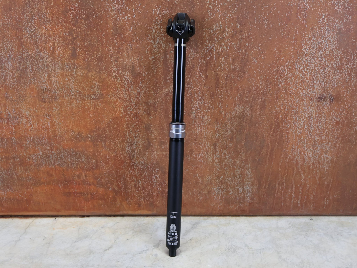 Sattelstütze von Rock Shox, ROCKSHOX REVERB AXS DROPPER POST 31,6 MM 170 MM VARIOSATTELSTÜTZE vor USEDBIKES - OB.DE Hintergrund